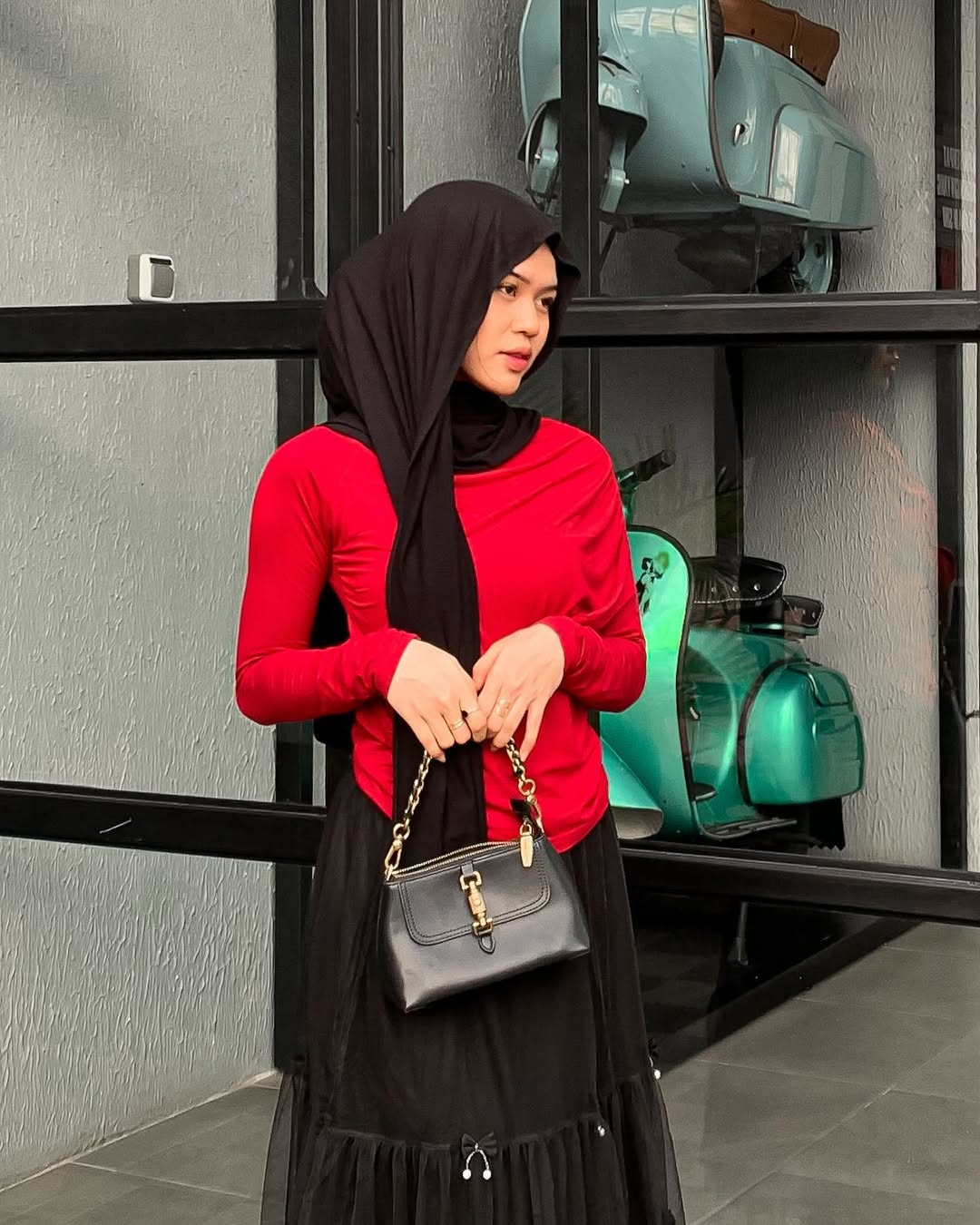 Wanita berkarisma yang menjadi pusat perhatian